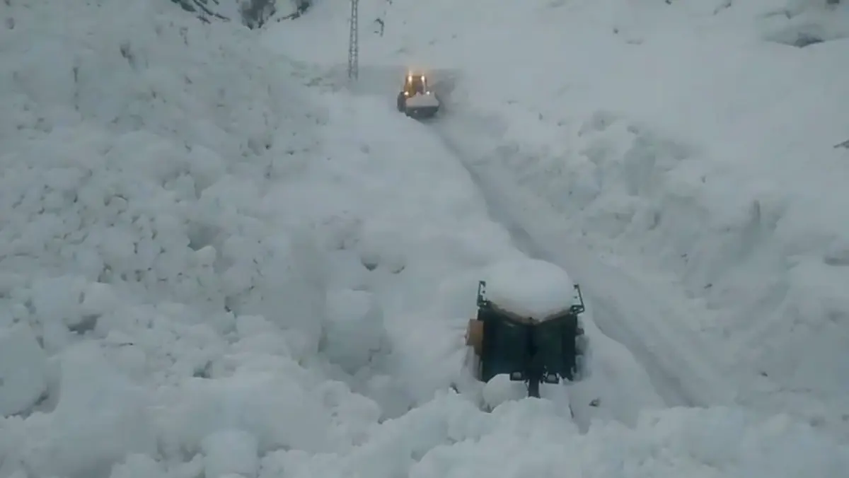 Beytüşşebap’ta Çığ Riski: 3 Köy Yolu Kapandı