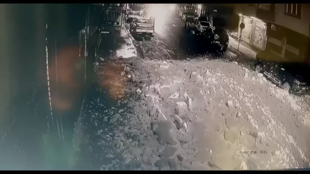 Bingöl’de Çatıdan Düşen Kar Kütlesi Tehlike Yarattı