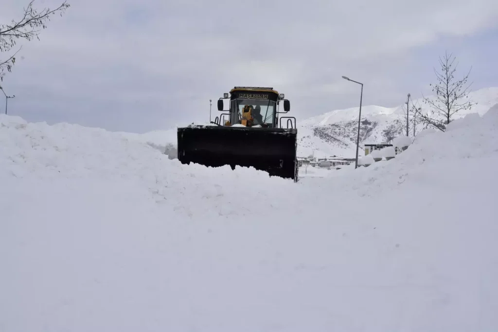 Bitlis’te Kar Yağışı, 100 Köy Yolu Kapandı