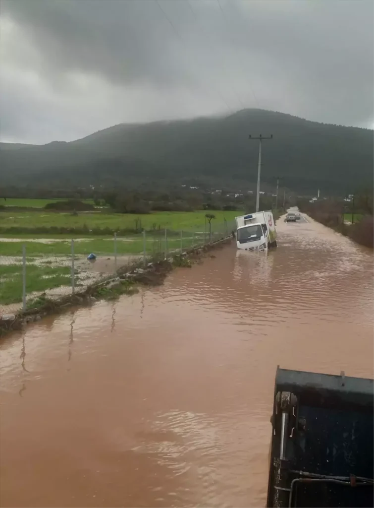 Bodrum’da Sağanak Yağış Evi Bastı, Kamyonet Mahsur Kaldı