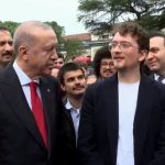 Boğaziçi öğrencileri Cumhurbaşkanı Erdoğan’ı karanfille karşıladı