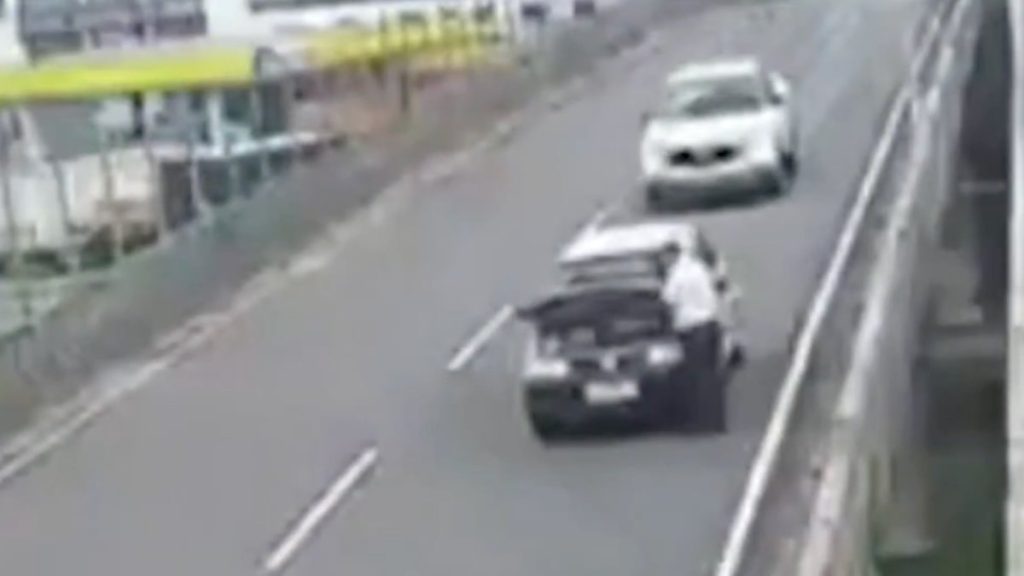 Brezilya’da aracının kaputunu açmak için duran sürücü köprüden düşerek can verdi