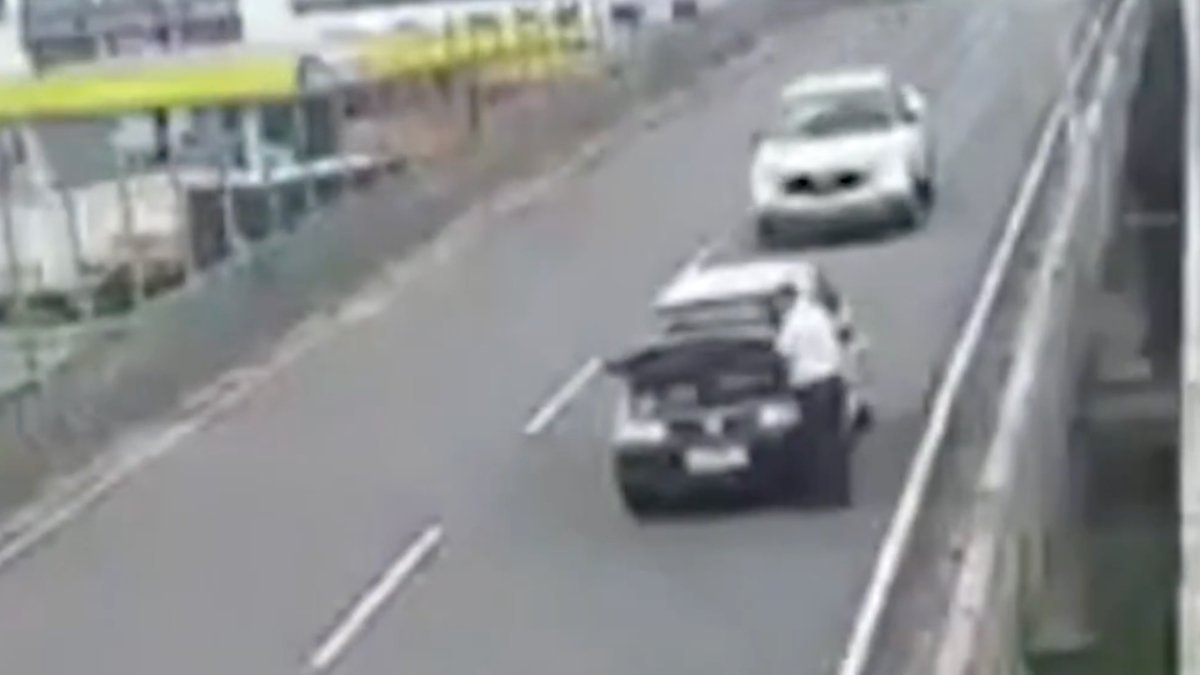 Brezilya’da aracının kaputunu açmak için duran sürücü köprüden düşerek can verdi