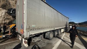 Burdur’da iki tırın kafa kafaya çarpıştığı kazada 2 kişi yaralandı