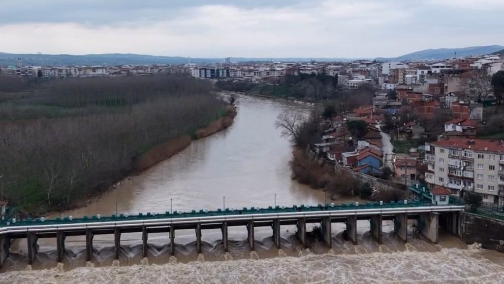 Bursa’da yağmurlar sonrası Mustafakemalpaşa Çayı coştu