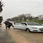 Büyükşehir’in zabıtası İzmirliyi sırtında taşıdı