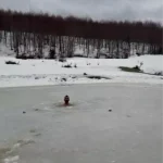 Buz Gölüne Giren Adam