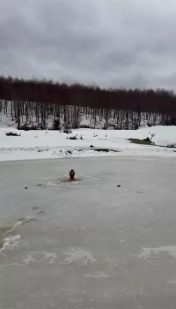 Buz Gölüne Giren Adam