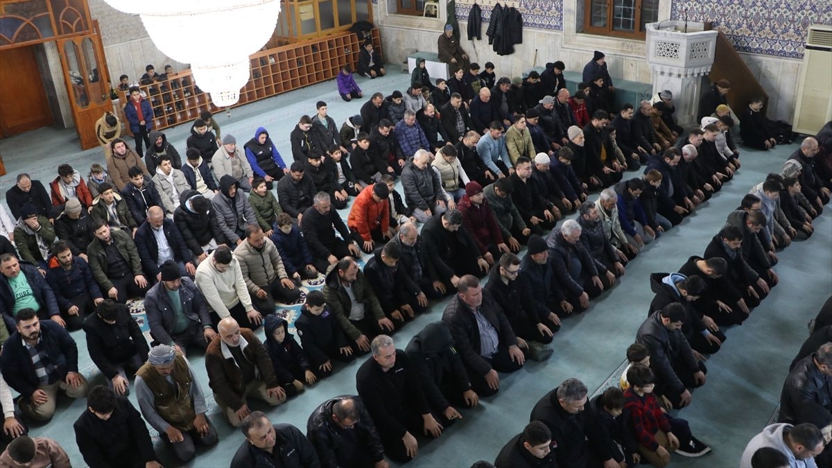 Camiler ilk teravih namazı için doldu