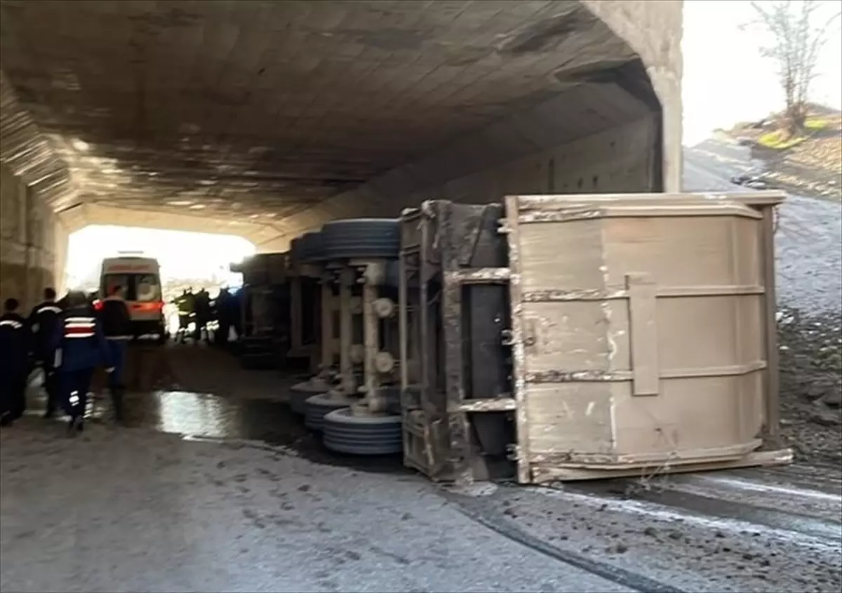 Çankırı’da Tır Devrildi, 4 Yaralı