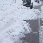 Çatak’ta Çığ Tehlikesi: İş Makinesi Kılpayı Kurtuldu