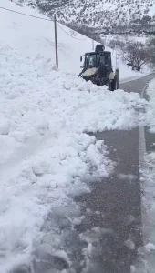 Çatak’ta Çığ Tehlikesi: İş Makinesi Kılpayı Kurtuldu