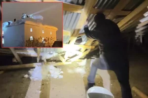 Cemaat namazdayken çatı çöktü
