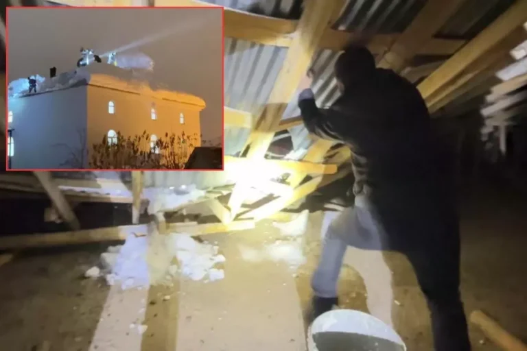 Cemaat namazdayken çatı çöktü