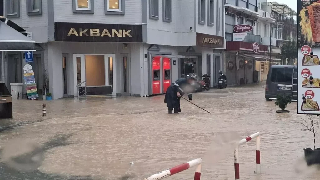 Çeşme’de Sağanak Yağış Hayatı Olumsuz Etkiledi