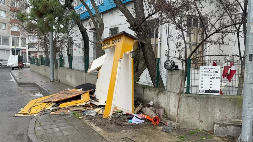 Çorlu’da Kamyonet Taksi Durağına Çarptı