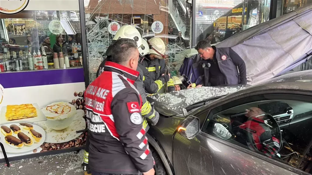 Çorlu’da Otopark Kazası: Otomobil Kafeye Girdi