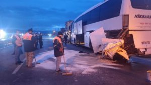 Çorum’da yolcu otobüsüne çarptı, araçta sıkıştı