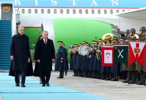 Cumhurbaşkanı Erdoğan, Özbekistan Cumhurbaşkanı Mirziyoyev’i havalimanında karşıladı