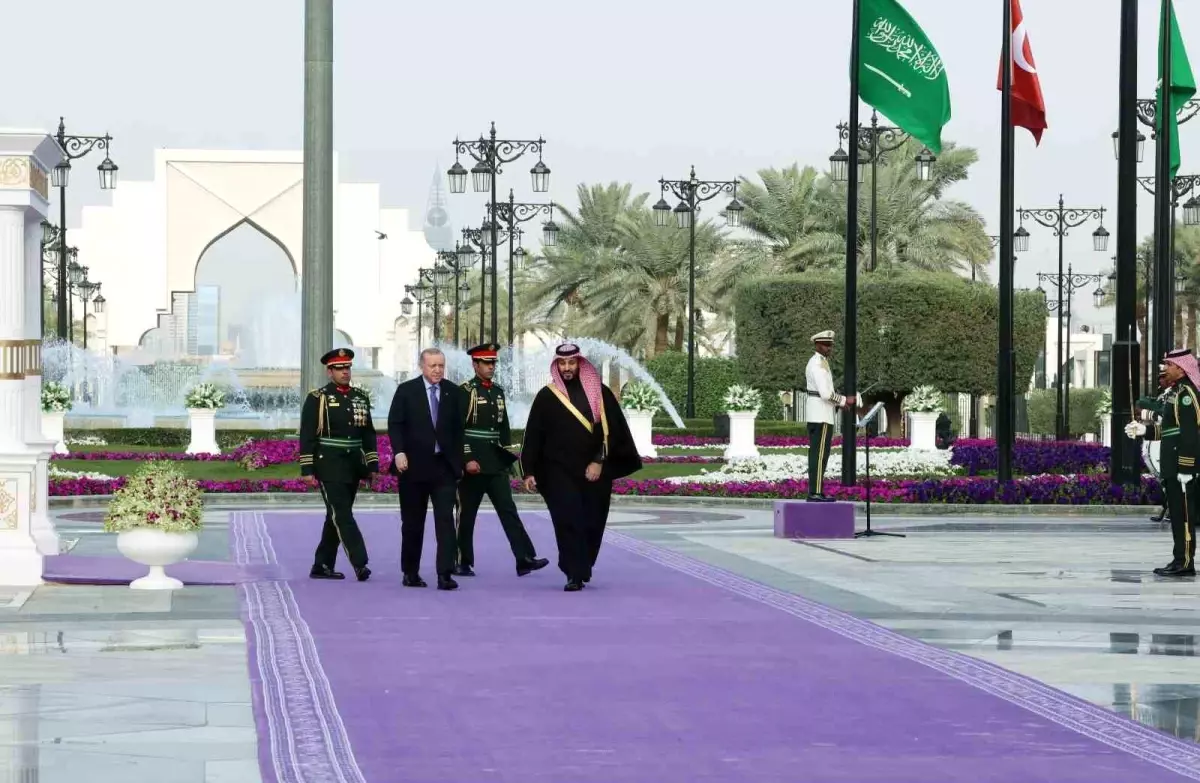 Cumhurbaşkanı Erdoğan, Suudi Arabistan’da resmi törenle karşılandı