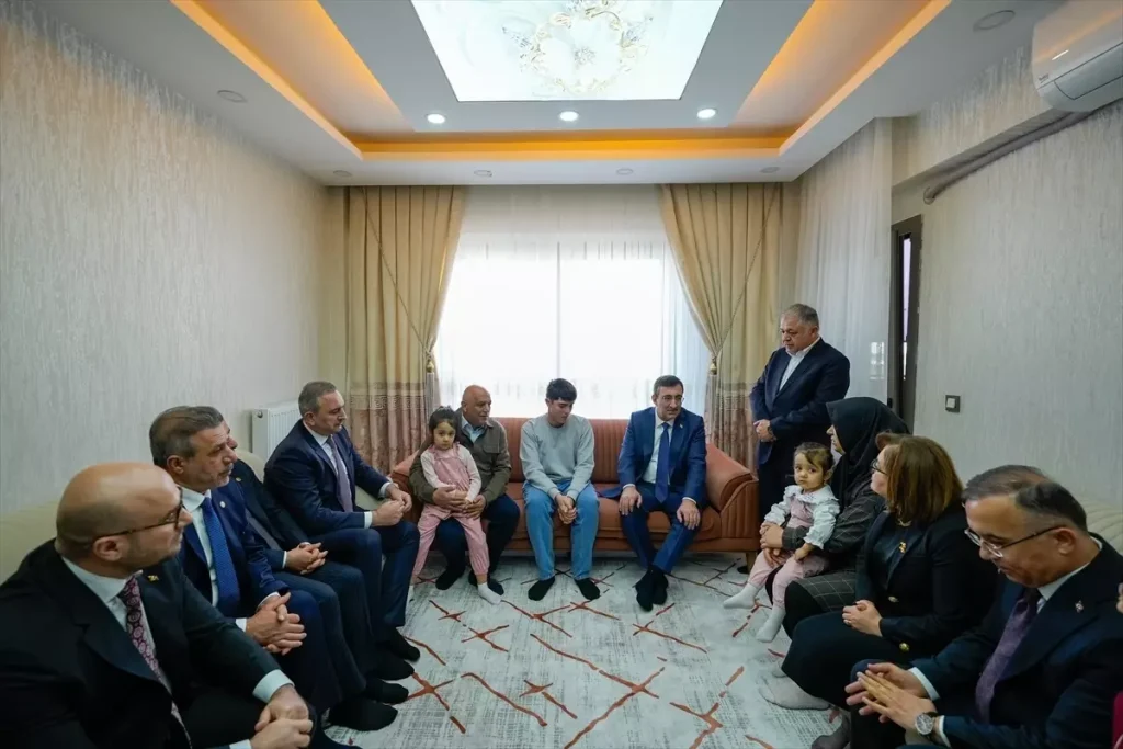 Cumhurbaşkanı Yardımcısı Yılmaz, Depremzede Aileyi Ziyaret Etti