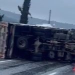 Denizli’de portakal yüklü kamyon refüje devrildi