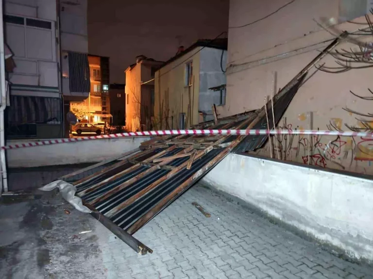 Denizli’de Şiddetli Rüzgar Hayatı Olumsuz Etkiledi