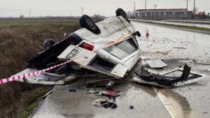 Denizli’de takla atan araç hurdaya döndü