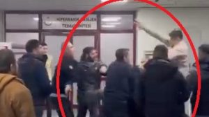 Diyarbakır’da hastanenin acil servisinde bıçaklı kavga kamerada