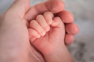 Doğum izni ile çocuklara yönelik sosyal medya düzenlemesinde sona gelindi