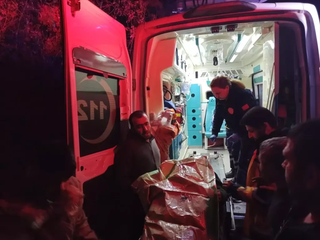 Dörtyol’da İş Makinesi Devrildi, Sürücü Yaralandı