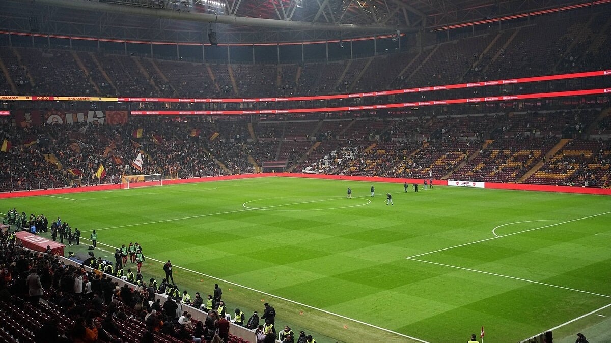 Dursun Özbek: Stadın bir elden geçmesi lazım