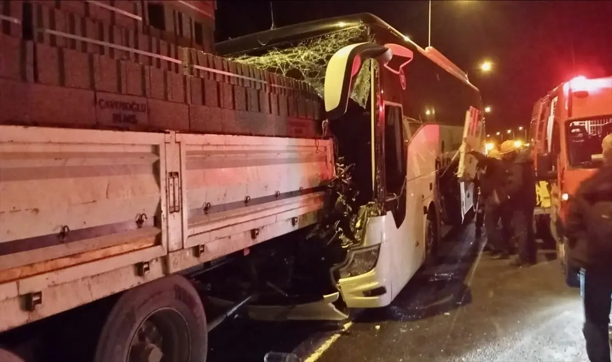 Düzce’de Otobüs-Tır Çarpışması: 2 Ölü, 2 Yaralı