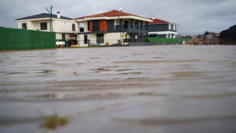 Edirne’de sağanak yağış villaları sular altında bıraktı