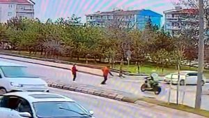 Edirne’de torunuyla yürürken motosiklet çarptı