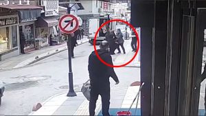 Elazığ’da tartıştığı şahsı tabancayla vurup tekmeledi