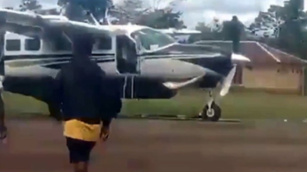 Endonezya’da inişe geçen uçağa silahlı saldırı: 2 ölü