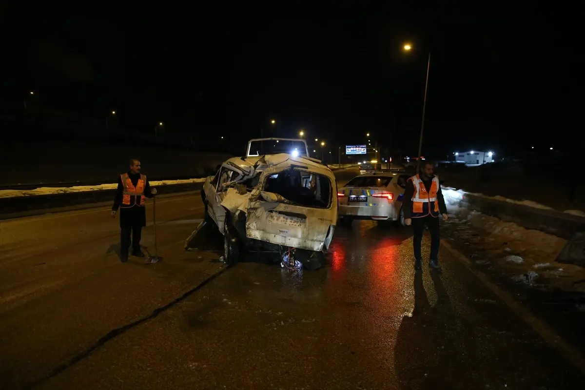 Erzurum’da Tır ve Hafif Ticari Araç Çarpıştı