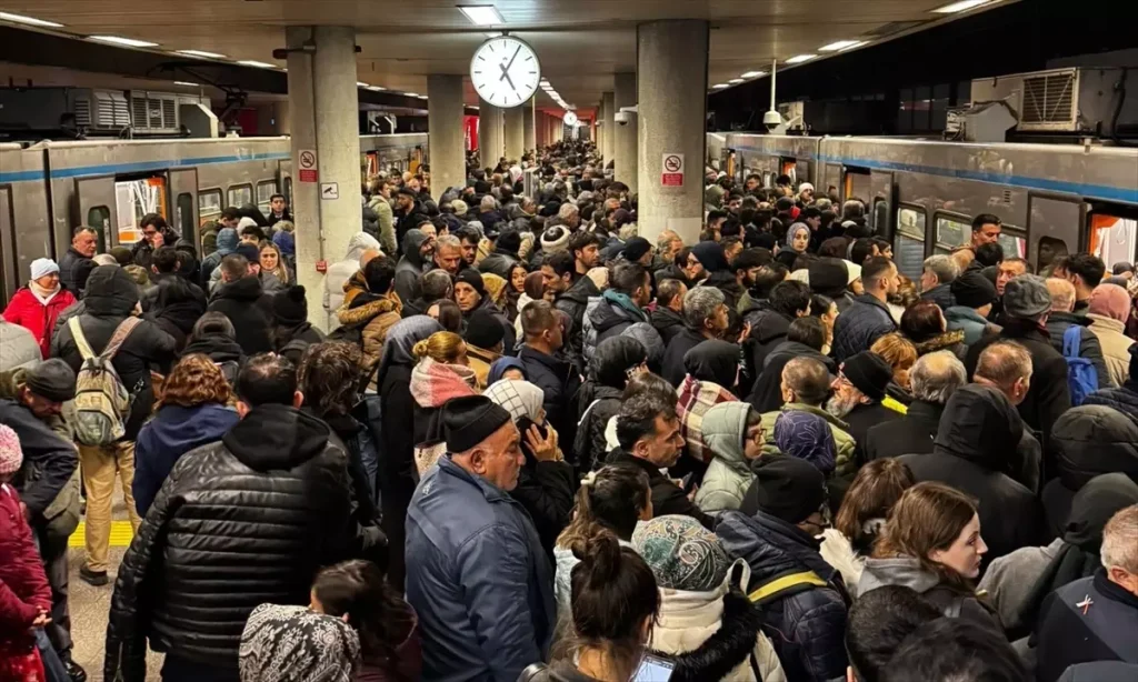 Esenler’de Metro Raydan Çıktı