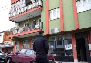 Eşi ve Akrabaları Evi Boşaltınca Şok Geçirdi