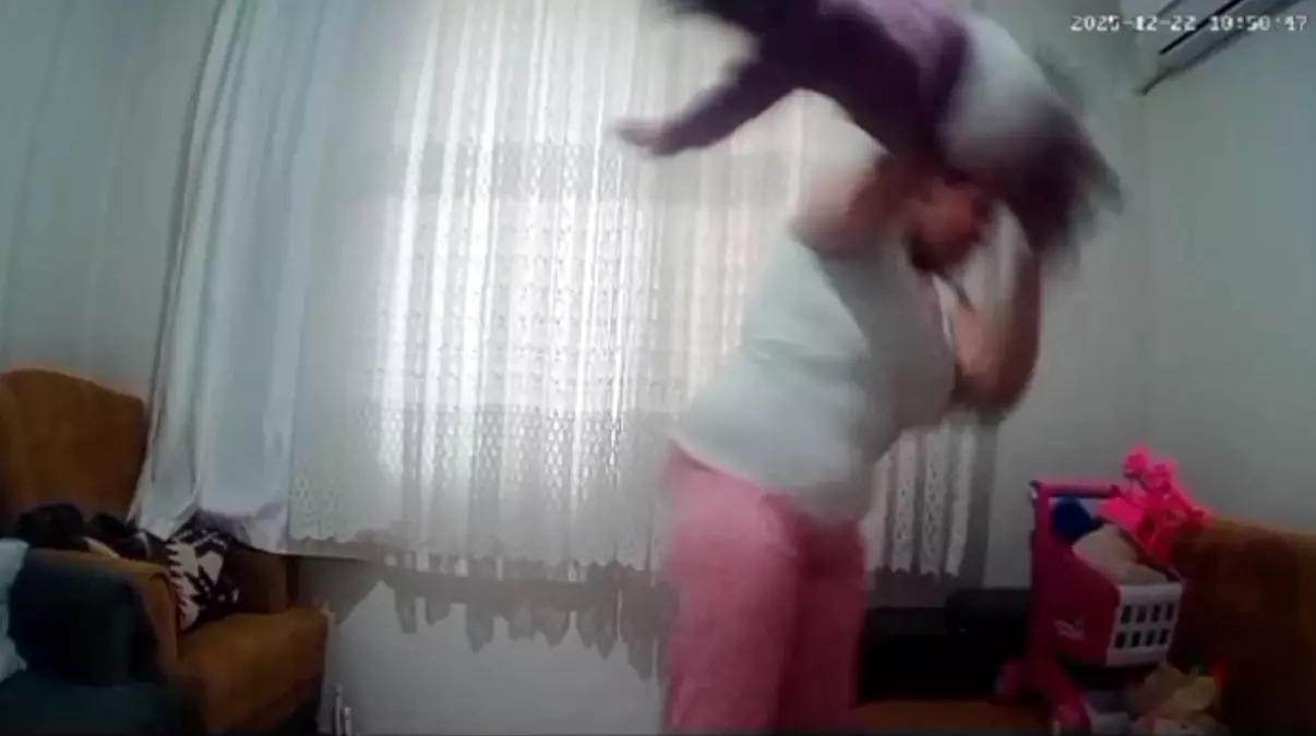 Eşine Şiddet Uygulamakla Suçlanan Anne Mahkemede