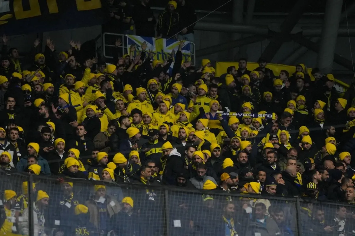 Fenerbahçe, Kocaeli’de Taraftara Sarı Bere Dağıttı