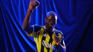 Fenerbahçe, N’Golo Kante için imza töreni düzenledi