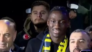 Fenerbahçe’nin yeni transferi Sidiki Cherif, ailesiyle beraber İstanbul’a geldi