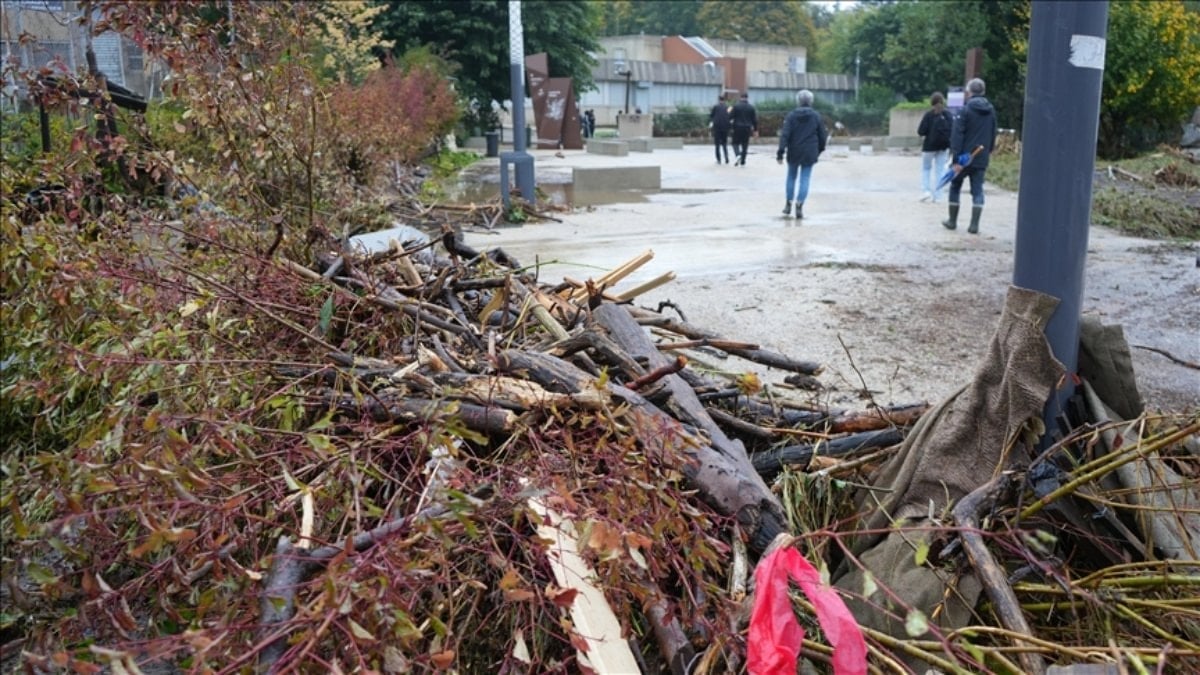 Fransa’da hortum yaklaşık 200 eve zarar verdi