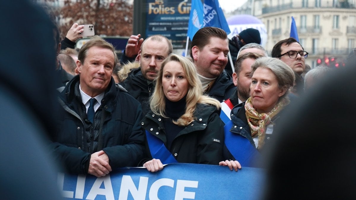 Fransa’da polisler sokağa indi: Çalışma koşulları protesto edildi