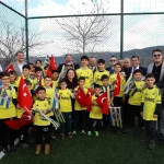Galatasaraylı başkan, Fenerbahçeli çocukları sevindirdi
