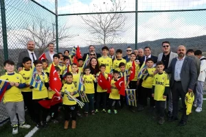 Galatasaraylı başkan, Fenerbahçeli çocukları sevindirdi