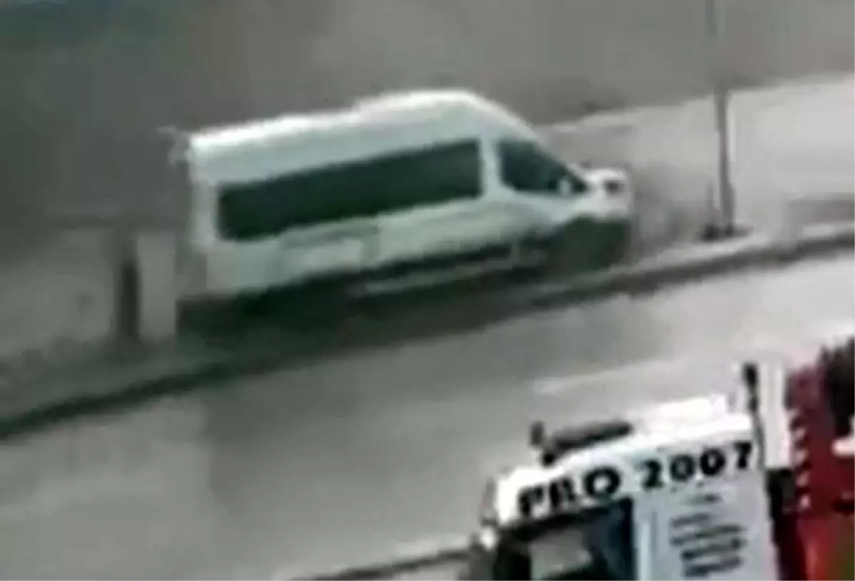 Gaziantep’te İşçi Servisi Minibüsü Refüje Çıktı