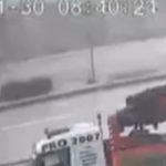 Gaziantep’te kontrolden çıkan servis refüje çıktı: Yaya son anda kurtuldu